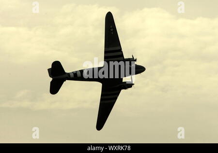 AJAXNETPHOTO. 2e septembre 2013. SHOREHAM, en Angleterre. - Des peu - L'UN DES RARES DE NAVIGABILITÉ, DOUGLAS C-47 Skytrain, à l'atterrissage à l'aéroport de Shoreham-AIR AU COURS DE SHOW. PHOTO:JONATHAN EASTLAND/AJAX REF D1130109 585 Banque D'Images