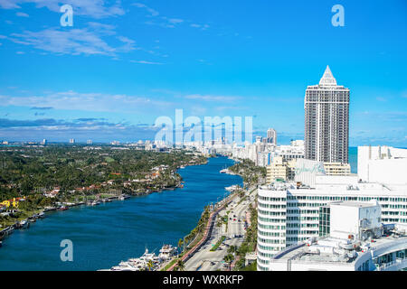 Miami, Floride - 3 janvier 2018 : Vue aérienne de l'emblématique hôtel Fontainebleau. Banque D'Images