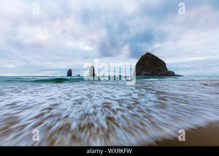 Mouvement de vague sur Cannon Beach, Oregon, ou, après le coucher du soleil le soir Banque D'Images