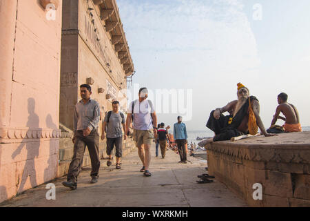 Un matin, scène de rue de Varanasi Banque D'Images