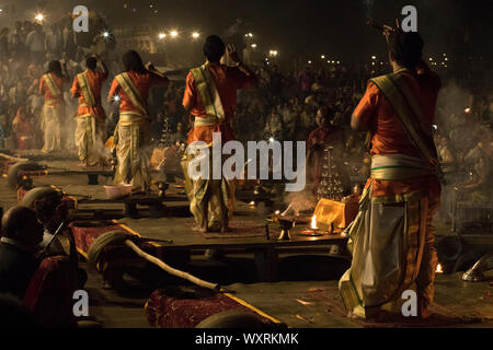 Une prière du soir à la banque du fleuve à Varanasi Banque D'Images