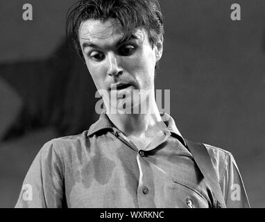 David Byrne sur le groupe de musique Talking Heads effectue sur scène dans Central Park à New York en août 1979. Banque D'Images