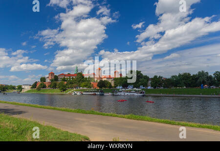 Kayaks flottant sur la Vistule, en face de l'Wawel Banque D'Images