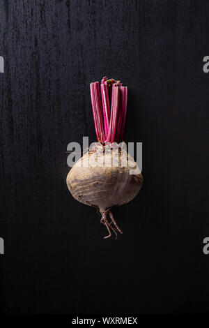 Betterave crue savoureuse sur tableau noir. Vue d'en haut. Banque D'Images