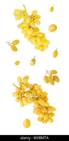 La chute des fruits de raisin isolé sur fond blanc avec clipping path Banque D'Images