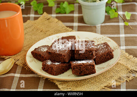 Brownies fait maison et café dans un établissement de l'automne. Format horizontal avec l'accent sur l'avant de brownies. Banque D'Images