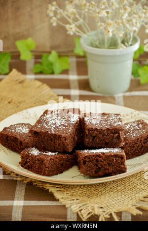 Brownies fait maison rustique dans un cadre d'automne. Format vertical avec l'accent sur l'avant de brownies. Banque D'Images