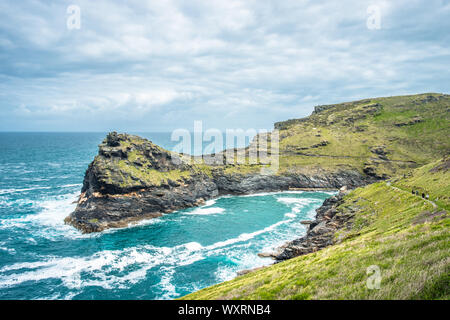 Warren point à l'entrée de Boscastle Harbour en Cornouailles du Nord, Angleterre, Royaume-Uni. Banque D'Images