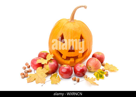 Tête de citrouille, les noix, les pommes et les feuilles jaune isolé sur fond blanc. L'Halloween est une maison de vacances. Banque D'Images