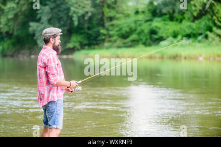 Grande taille. Succès de la pêche à la mouche.. week-end d'été. homme mature man fly fishing. L'activité sportive et de loisirs. fisher expérimentés dans l'eau. technique de pêche pêcheur voir utiliser la baguette. Banque D'Images