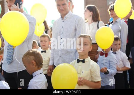 Minsk, Belarus - 02 septembre 2019 : Les enfants vont à l'école pour la première fois. 1C class alignés pour participer à une réunion de fête dans le gymnase 9-th Banque D'Images