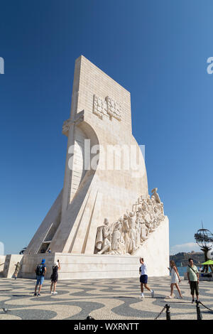Les touristes à l'Padrao dos Descobrimentos (Monument des Découvertes) monument situé sur le bord du Tage, dans le quartier de Belém à Lisbonne, Portugal. Banque D'Images