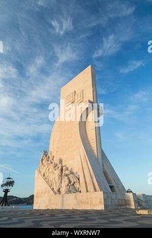 Padrao dos Descobrimentos (Monument des Découvertes) monument situé sur le bord du Tage, dans le quartier de Belém à Lisbonne, Portugal, dans la matinée. Banque D'Images