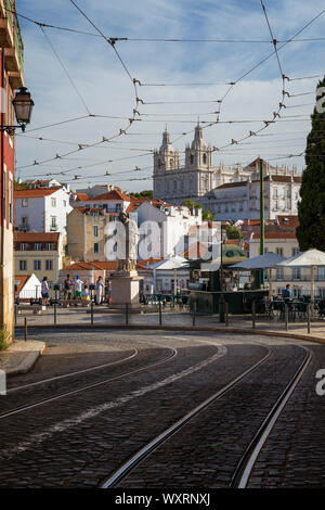 Près de la rue du Miradouro das Portas do Sol viewpoint et vue de l'Igreja de São Vicente de Fora Eglise et de vieux bâtiments dans Alfama et Graca à Lisbonne Banque D'Images