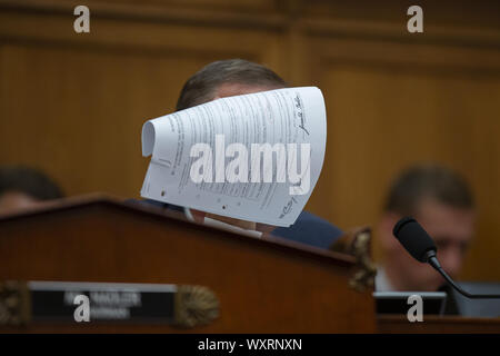 Septembre 17, 2019, Washington, District of Columbia, États-Unis : les États-Unis représentant Doug Collins (républicain de Géorgie) lit l'assignation délivrée à Corey Lewandowski au cours de la Chambre des représentants des États-Unis Commission de la magistrature audience sur la colline du Capitole à Washington D.C., aux États-Unis le 17 septembre 2019. (Crédit Image : © Stefani Reynolds/CNP via Zuma sur le fil) Banque D'Images