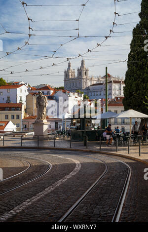 Près de la rue du Miradouro das Portas do Sol viewpoint et vue de l'Igreja de São Vicente de Fora Eglise et de vieux bâtiments dans Alfama et Graca à Lisbonne Banque D'Images