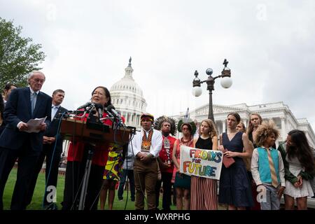 Washington DC, USA. 17Th Sep 2019. Washington, États-Unis d'Amérique. Sep 17, 2019. Sénateur des États-Unis Mazie Hirono (démocrate du Michigan) a été rejoint par plusieurs sénateurs démocrates et les jeunes activistes du climat au cours d'une conférence de presse sur les changements climatiques à l'extérieur du Capitole à Washington, DC, États-Unis, le 17 septembre 2019. Credit : Stefani Reynolds/CNP Crédit dans le monde entier | conditions : dpa/Alamy Live News Crédit : afp photo alliance/Alamy Live News Banque D'Images