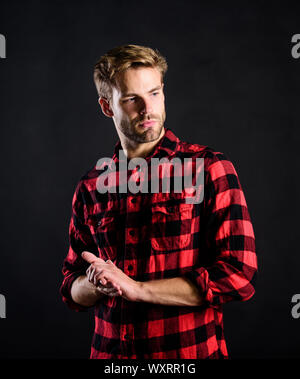 Les normes de virilité ou de la masculinité. Beau grand homme. Concept de virilité. Sens de l'homme moderne. Salon de coiffure et de beauté. Hipster fond noir. La pièce masculins. Banque D'Images