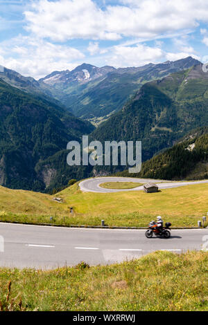 Motocycliste sur la Haute Route alpine du Grossglockner, scenic route touristique dans les Alpes autrichiennes Banque D'Images