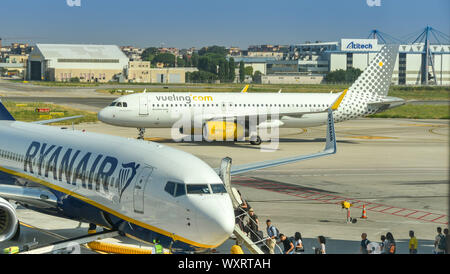 NAPLES, ITALIE - AOÛT 2019 : Les passagers d'un Boeing 737 de Ryanair à l'aéroport de Naples Banque D'Images