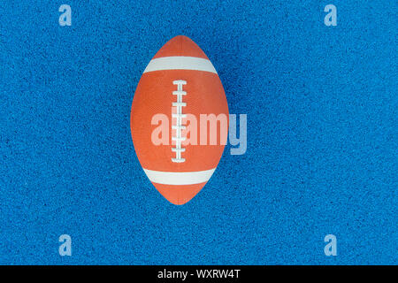Ball pour le football américain sur bleu,. Ballon de football américain sur une cour en plein air sport multifonctions bleu Banque D'Images