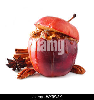 Pomme au four avec du caramel, du sucre brun, des épices et des écrous et isolé sur fond blanc Banque D'Images