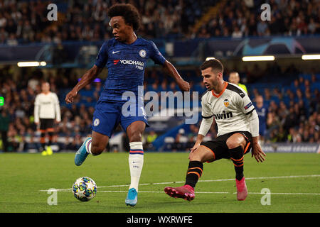 Londres, Royaume-Uni. Sep 17, 2019. Willian de Chelsea (L) en action. Ligue des Champions groupe H match, Chelsea v Valencia à Stamford Bridge à Londres, le mardi 17 septembre 2019. Cette image ne peut être utilisé qu'à des fins rédactionnelles. Usage éditorial uniquement, licence requise pour un usage commercial. Aucune utilisation de pari, de jeux ou d'un seul club/ligue/dvd publications pic par Steffan Bowen/Andrew Orchard la photographie de sport/Alamy live news Crédit : Andrew Orchard la photographie de sport/Alamy Live News Banque D'Images