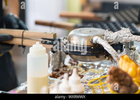 Table de cuisine avec plaque électrique, les pansements en bouteilles en plastique, tiré d'une viande döner kebab et condiments Banque D'Images