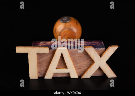 La taxe d'inscription de vieux caoutchouc stamp. Accessoires de bureau sur une table. Fond noir. Banque D'Images