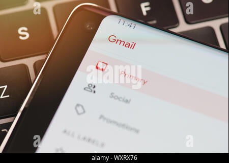 New York, USA - 17 septembre 2019 : menu de l'interface Gmail dans l'écran du smartphone vue rapprochée Banque D'Images