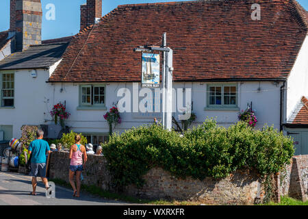 Le confortable d'harbourside Bleu public house dans le centre historique et pittoresque village de Bosham, Chichester Harbour, West Sussex, England, UK Banque D'Images