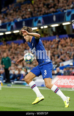 Londres, Royaume-Uni. Sep 17, 2019. Marcos Alonso du Chelsea FC en action pendant la phase de groupes de la Ligue des Champions entre Chelsea et Valence à Stamford Bridge, Londres, Angleterre le 17 septembre 2019. Photo par Carlton Myrie. Usage éditorial uniquement, licence requise pour un usage commercial. Aucune utilisation de pari, de jeux ou d'un seul club/ligue/dvd publications. Credit : UK Sports Photos Ltd/Alamy Live News Banque D'Images