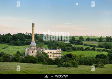 Bliss Tweed Mill à Chipping Norton en Angleterre un ancien moulin à laine tweed pour converti en appartements dans la soirée sous une Lune gibbeuse Banque D'Images