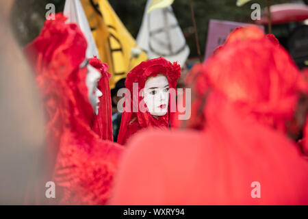 Londres, Royaume-Uni. 17 Septembre, 2019. Rébellion Extinction organisé une manifestation de protestation à la London Fashion Week, ici vu Créativité et imagination sont les robes rouge et blanc fait face à des rebelles en dehors de la Brigade rouge lieu de la mode. Crédit : Joe Keurig / Alamy News Banque D'Images