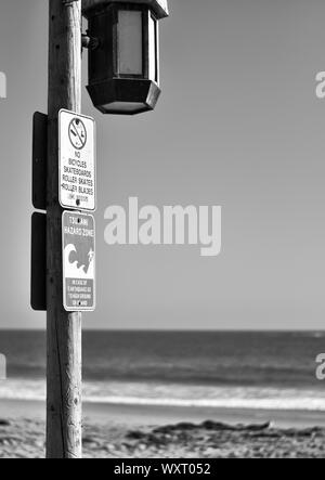 Zone de danger Tsunami signe sur Laguna Beach à Los Angeles, image en noir et blanc Banque D'Images