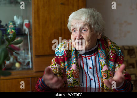 Portrait d'une femme âgée aux cheveux gris dans des vêtements. Banque D'Images