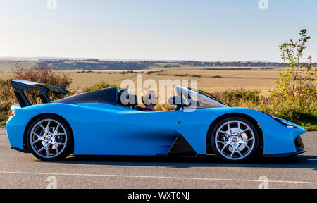 Dallara Stradale roulant autour les routes sinueuses de Beachy Head sur le UK South Downs Sussex Banque D'Images