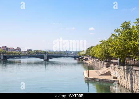 Pont de l'Université de bridge à Lyon, France plus d'un panorama de la rive du rhône (Quais de Rhone) avec des bâtiments plus anciens et l'universi Banque D'Images