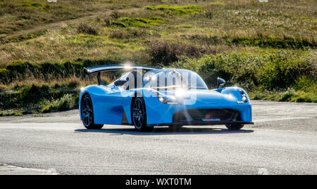 Dallara Stradale roulant autour les routes sinueuses de Beachy Head sur le UK South Downs Sussex Banque D'Images