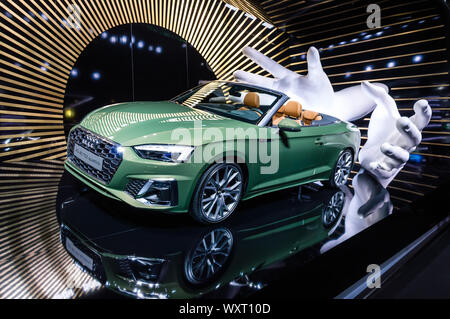 Francfort - Sep 15, 2019 : Nouvelle Audi A5 40 TDI quattro cabriolet voiture dans Green Metallic - lifting pour le luxe cabrio présentée à l'IAA de Francfort 2019 Moto Banque D'Images