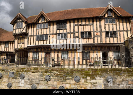 L'architecture de style Tudor cour médiévale de Lord Leycester Hospital guildhall pour les anciens militaires à la retraite sur la Rue Warwick en Angleterre Banque D'Images