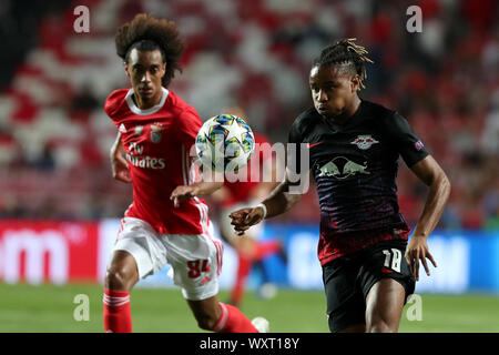 Lisbonne, Portugal. Sep 17, 2019. Christopher Nkunku de RB Leipzig (R ) rivalise avec Tomas Tavares de SL Benfica lors de la Ligue des Champions, Groupe G, match de football entre SL Benfica et le RB Leipzig au stade de la Luz à Lisbonne, Portugal le 17 septembre 2019. Crédit : Pedro Fiuza/ZUMA/Alamy Fil Live News Banque D'Images