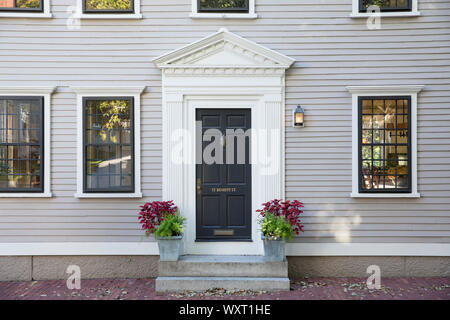 Clins en bois maison d'époque avec un élégant porche et porte sur la rue de prestations à Providence, Rhode Island, USA Banque D'Images