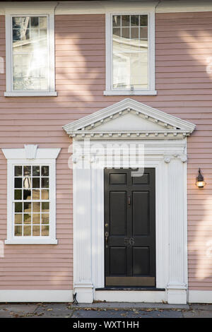 Clins en bois maison d'époque avec un élégant porche et porte sur la rue de prestations à Providence, Rhode Island, USA Banque D'Images