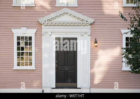 Clins en bois maison d'époque avec un élégant porche et porte sur la rue de prestations à Providence, Rhode Island, USA Banque D'Images