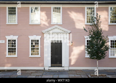 Clins en bois maison d'époque avec un élégant porche et porte sur la rue de prestations à Providence, Rhode Island, USA Banque D'Images