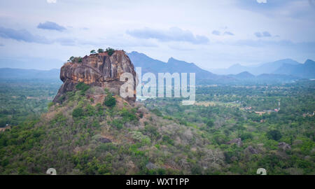 Belle vue depuis le rocher du Lion de Sigiriya, Sri Lanka. Vue depuis la montagne de Pidurangala. Banque D'Images