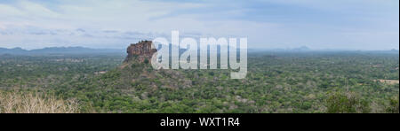 Image panoramique de la belle vue du Rocher du Lion de Sigiriya, Sri Lanka. Vue depuis la montagne de Pidurangala. Banque D'Images