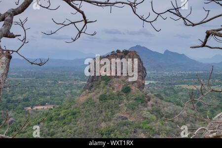 Belle vue depuis le rocher du Lion de Sigiriya, Sri Lanka. Vue depuis la montagne de Pidurangala. Banque D'Images