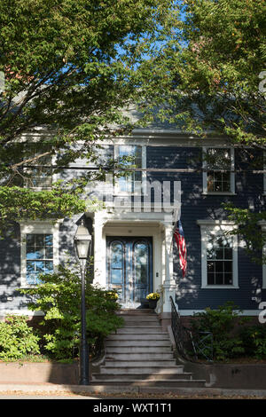 Clins en bois maison d'époque avec patriotic Stars and Stripes flag sur rue Prestations à Providence, Rhode Island, USA Banque D'Images